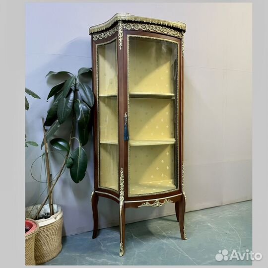 Антикварный шкаф витрина