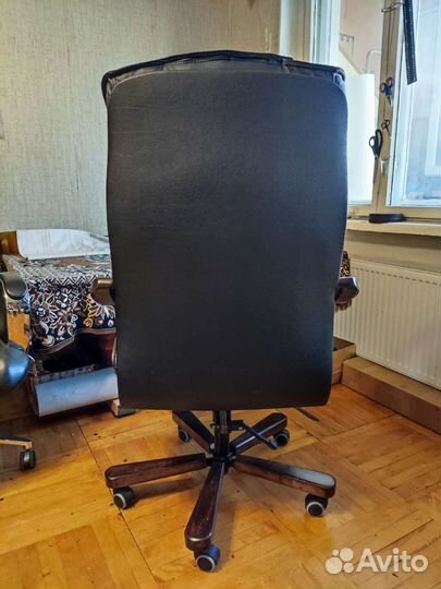 Кожаное кресло руководителя