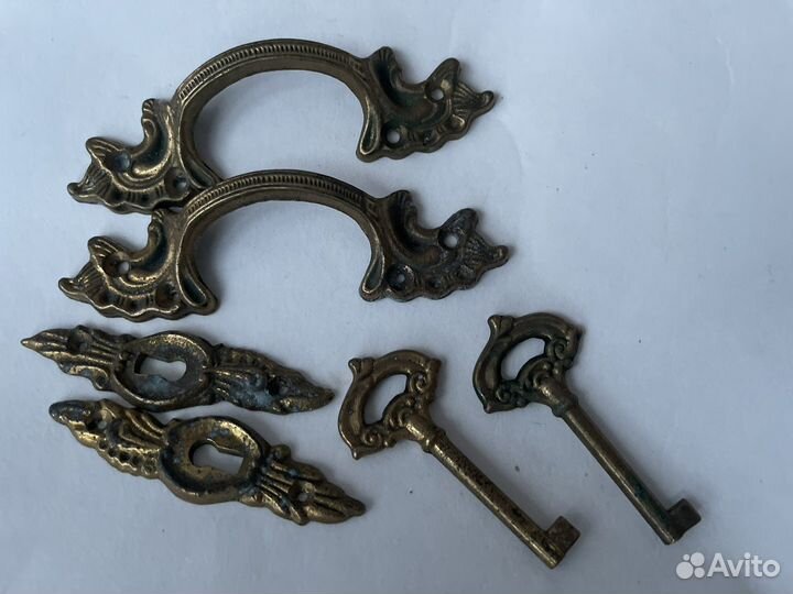 Старинные бронзовые накладки на мебель ключи