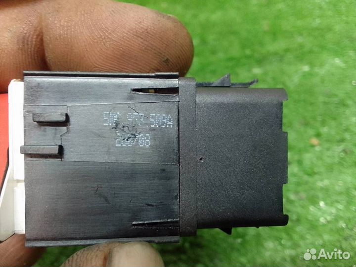 Кнопка аварийной сигнализации VW Tiguan 2007-2011