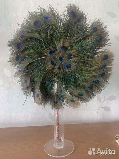 Веер из павлинных перьев