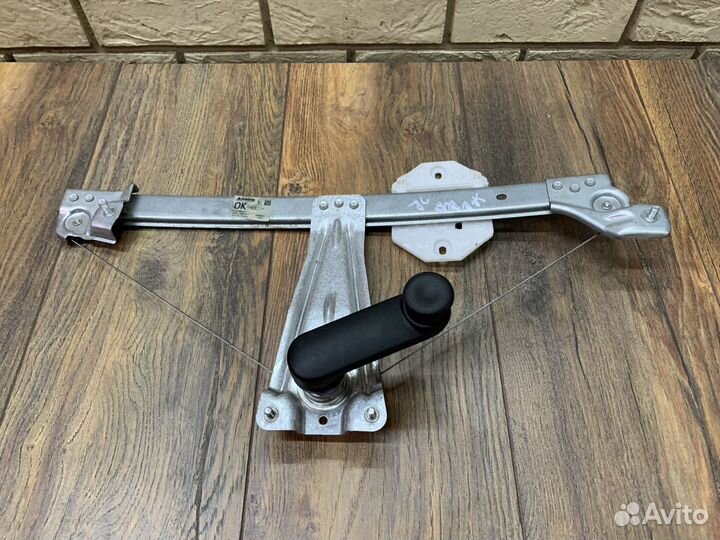 Renault sandero Стеклоподъемник механ. задний