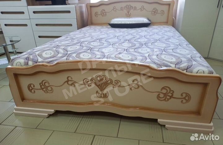 Кровать массив