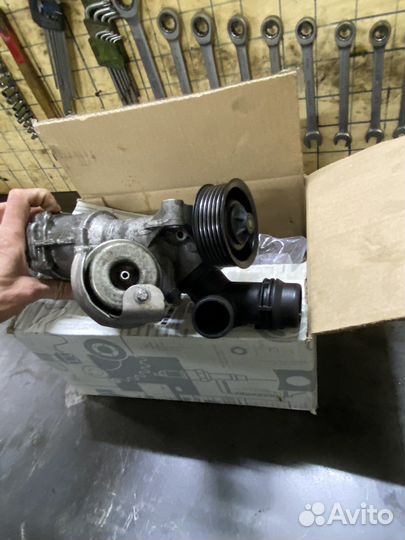 Водяная помпа mercedes w204 2013г двс 274