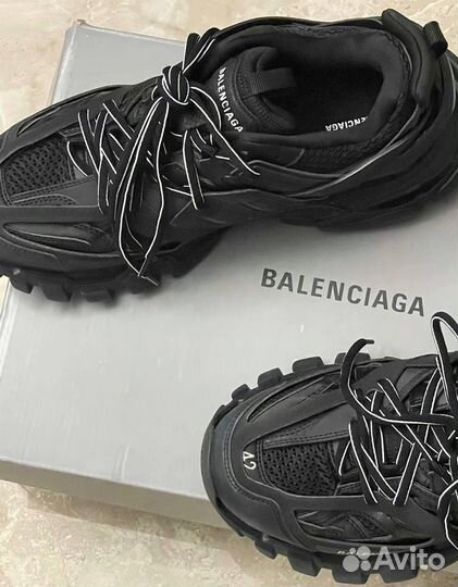 Кроссовки balenciaga track 1 на руках