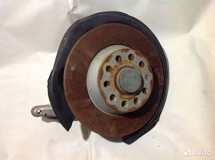 Кулак поворотный задний правый Volkswagen Passat