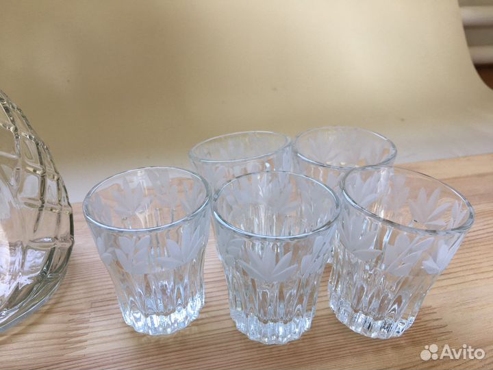 Графин с рюмками и стопками