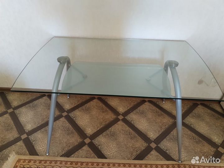 Кухонный стеклянный стол