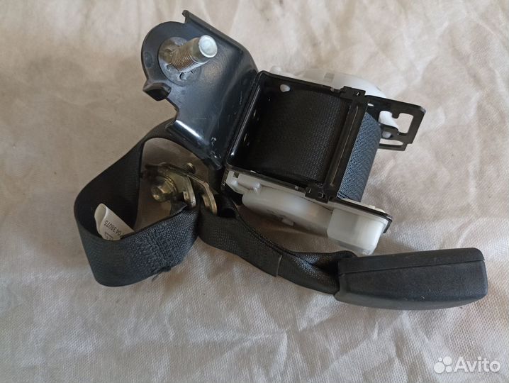 Mazda 3 BL Ремень безопасности задний центральный