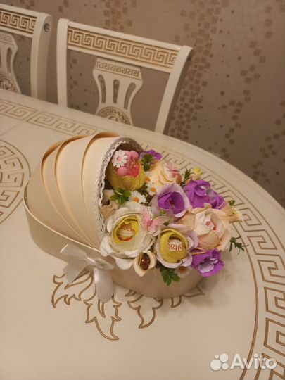 Цветы с конфетами на выписку из роддома в люльке