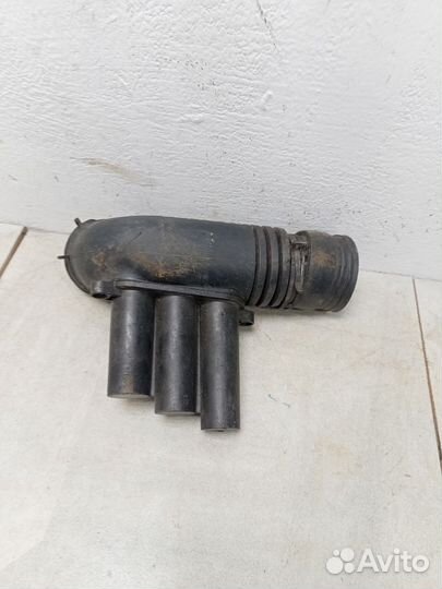 Патрубок воздушного фильтра 04E129651C