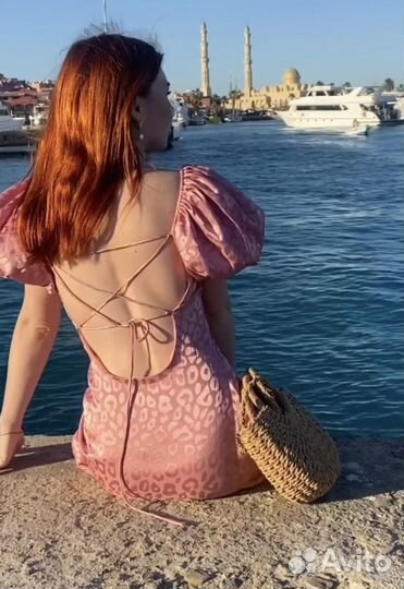 Платье атласное с пышными рукавами