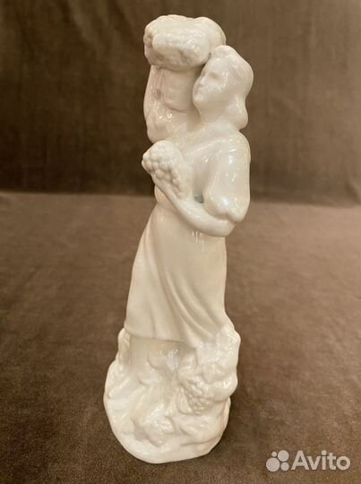 Сборщица урожая.Артель Керамик.Фарфор