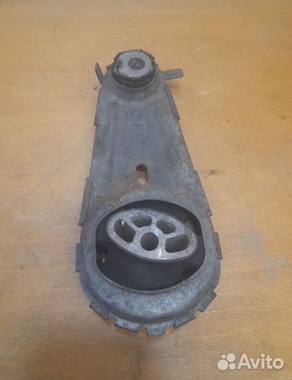 Кронштейн опора крепления кпп Renault Megane 3
