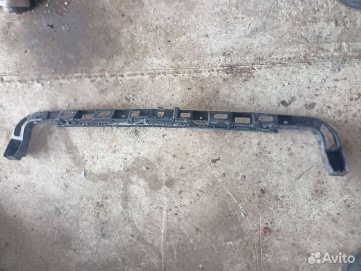 Направляющая заднего бампера Volkswagen Passat B6