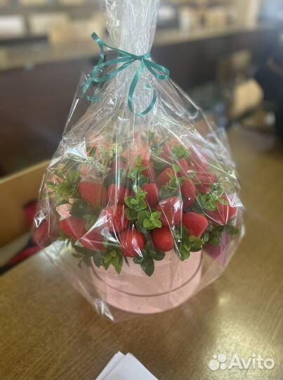 Букет из роз и клубник