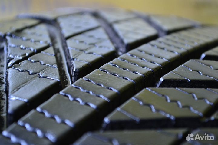 Goodyear Vector 4Seasons 235/50 R17