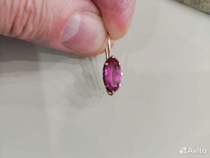 Золотая серьга одна