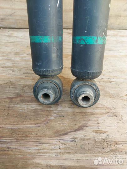 Амортизатор задний Toyota Prius 3 ZVW30