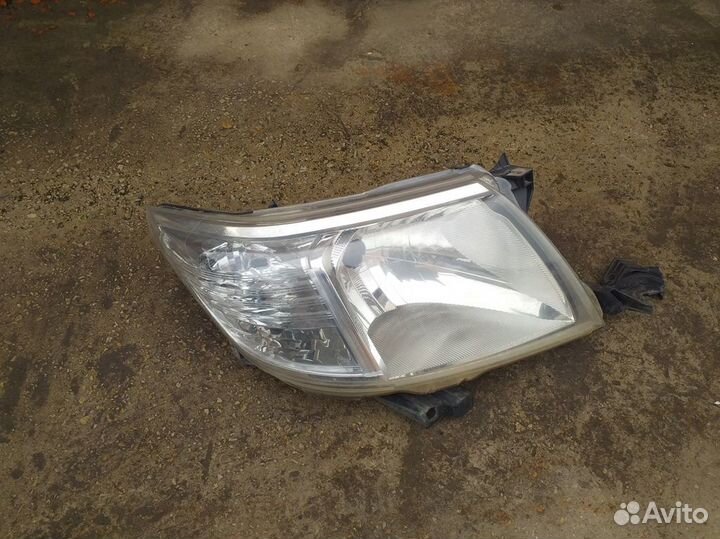 Фара правая Toyota Hilux 7 2010 год