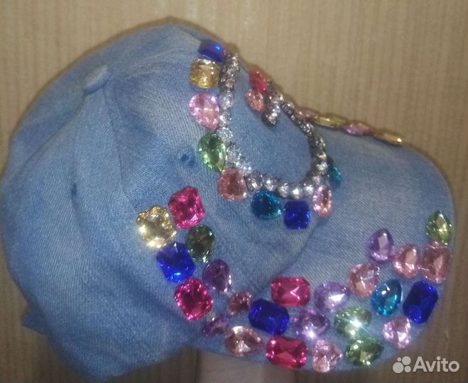 Женская бейсболка с камнями