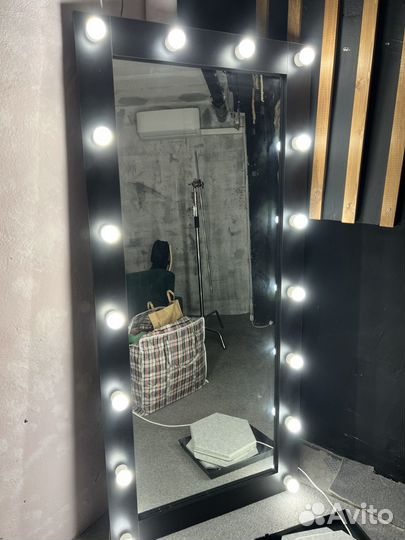 Гримерное напольное зеркало с лампочками
