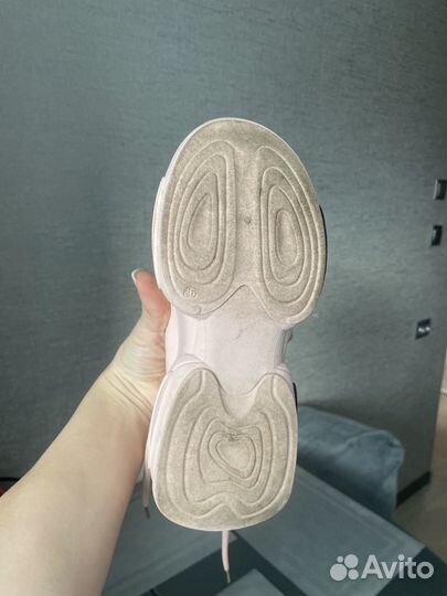 Кроссовки женские