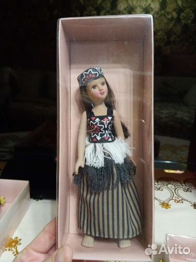 Кукла фарфоровая