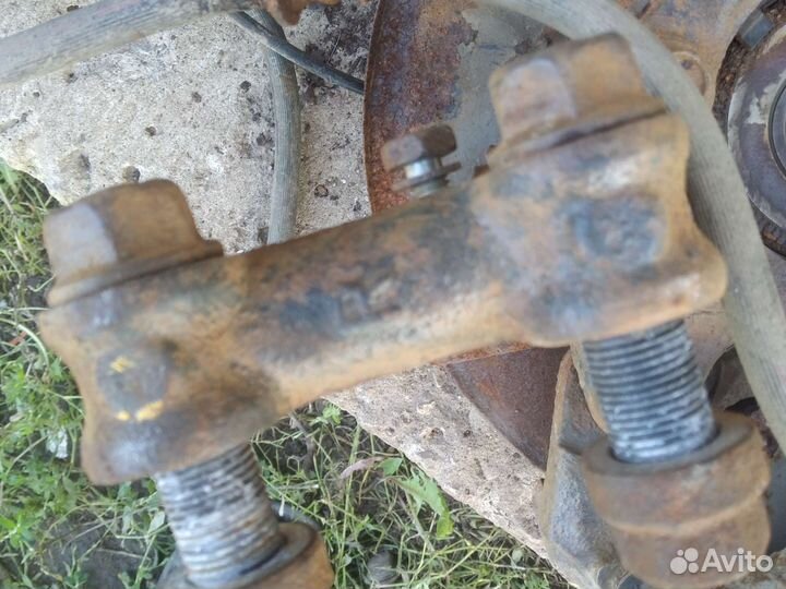 Поворотный кулак Toyota Auris