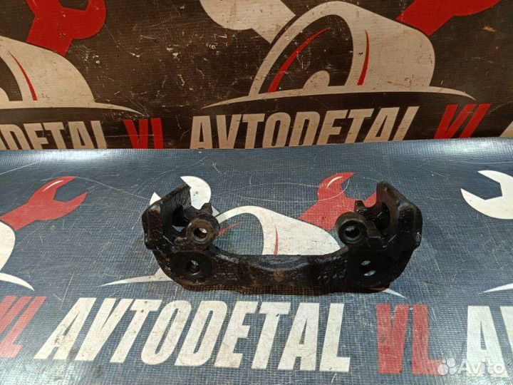 Скоба суппорта передняя левая Kia Shuma хэтчбек