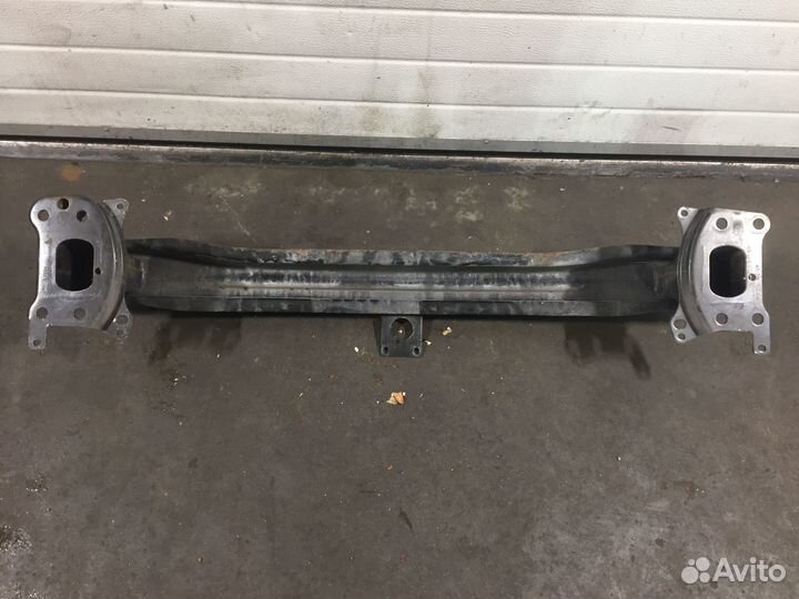 Фольксваген Гольф Брус бампера передний