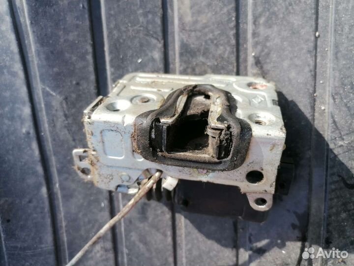 Замок двери передний правый Renault Logan 2012