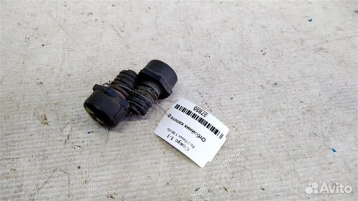 Отбойник капота Ford Focus 1 98-05г