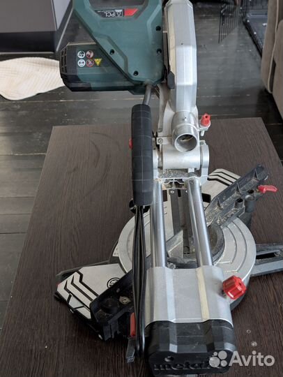 Торцовочная пила с протяжкой Metabo KGS 216 M