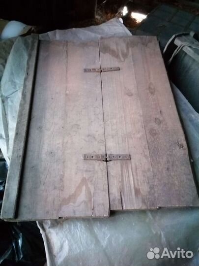 Старая деревянная крышка ларя