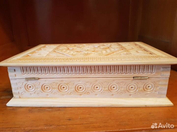 Деревянная шкатулка