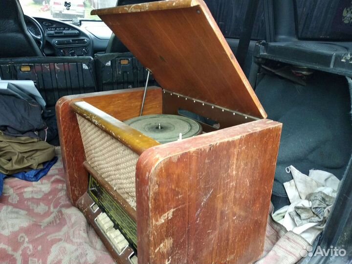 Радиоприемник, проигрыватель, радиола