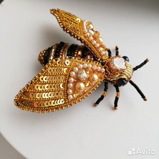 Брошь пчела из бисера