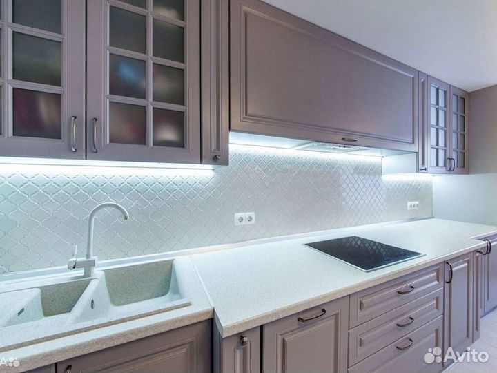 Кухонный гарнитур с каменным островом