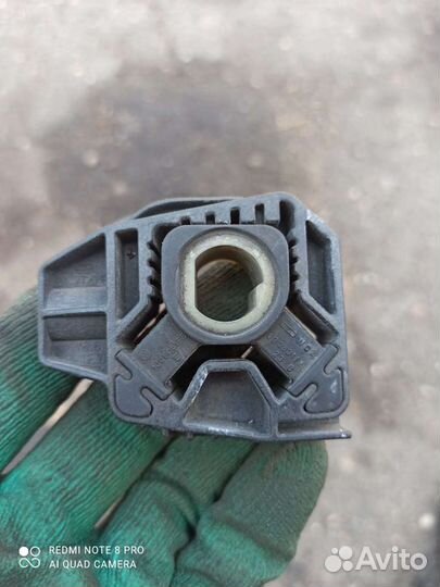 Гольф 4 Подушка крепления радиатора 1J0 806 155E