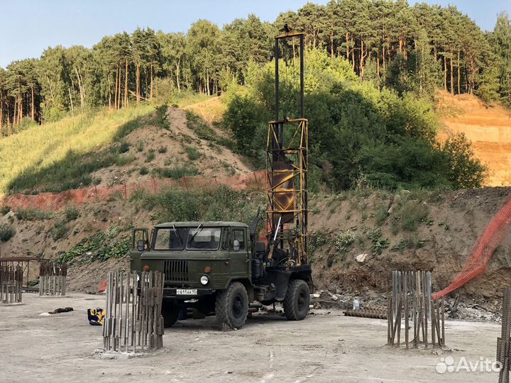 Машинист буровой установки со своей техникой