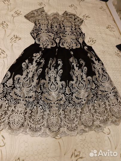 Платье с вышивкой 46