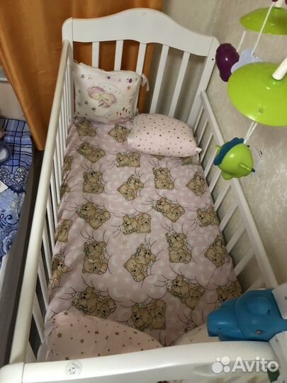 Детская кроватка с маятником и матрасом