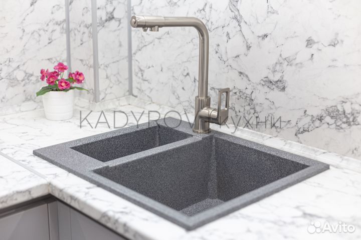 Кухня серая с барной стойкой