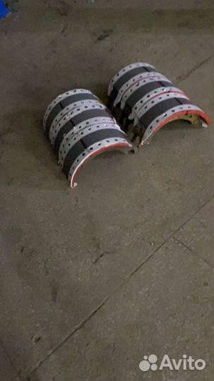 Наклепка накладок на тормозные колодки грузовиков