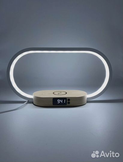 Настольная лампа с беспроводной зарядкой