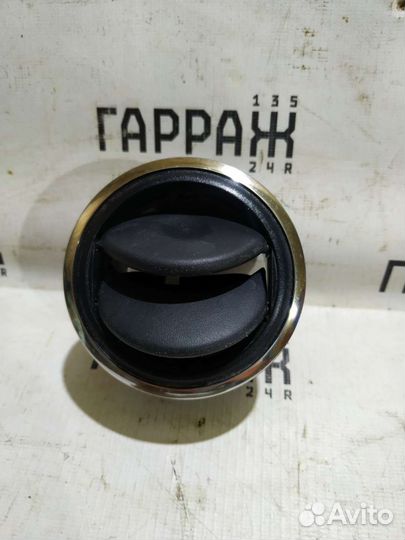 Дефлектор воздушный правый Renault Sandero 2