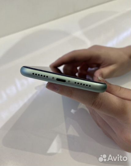 Телефон iPhone 11