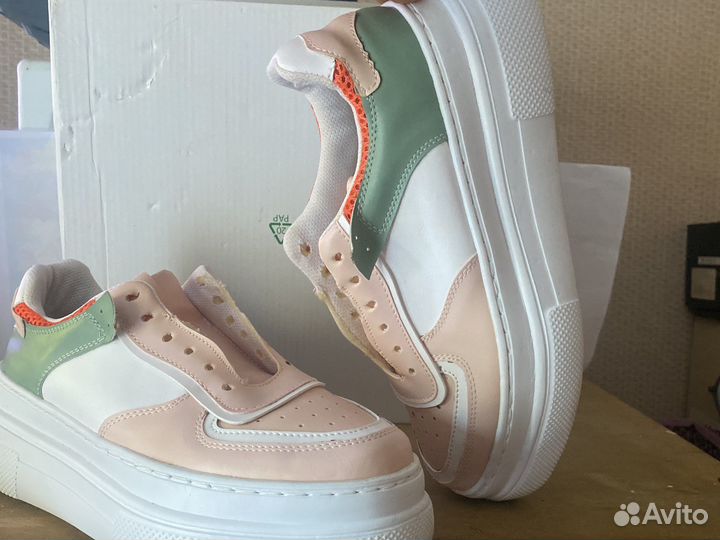 Кроссовки женские