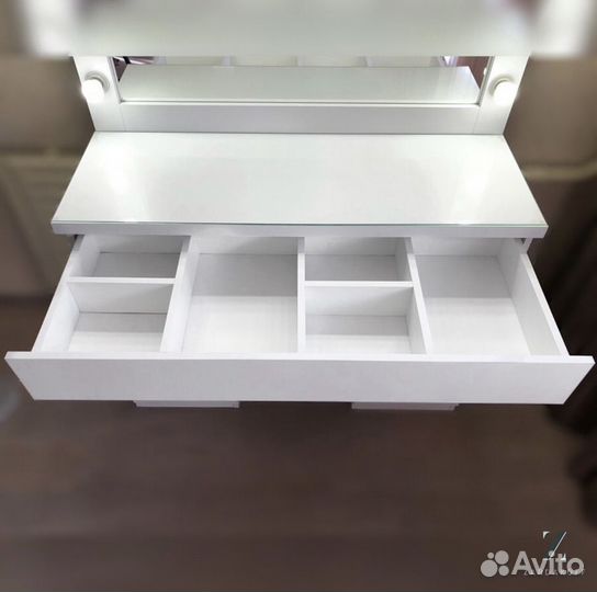 Большой туалетный столик с гримёрным зеркалом